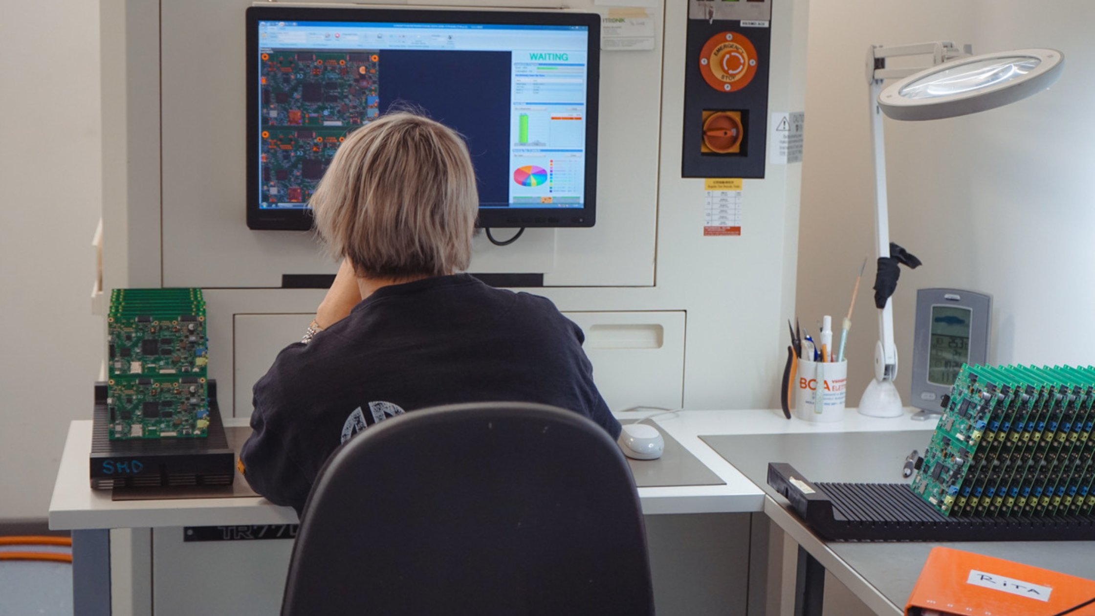 operatrice eurek al lavoro per ottimizzare la tracciabilità delle schede elettroniche